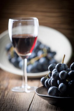 Kabın içinde Kara üzüm.