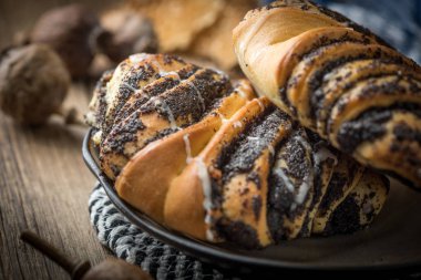 Haşhaş tohumu ve buzlanma ile tatlı buns.