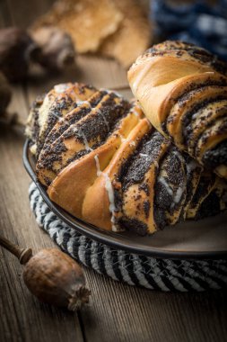Haşhaş tohumu ve buzlanma ile tatlı buns.