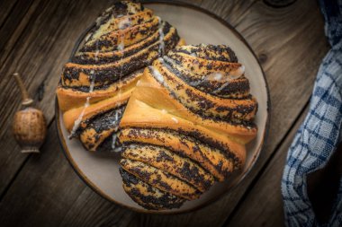 Haşhaş tohumu ve buzlanma ile tatlı buns.