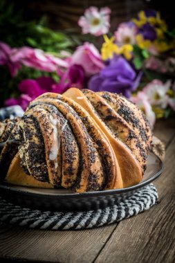 Haşhaş tohumu ve buzlanma ile tatlı buns.
