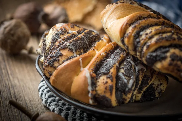 Haşhaş tohumu ve buzlanma ile tatlı buns.