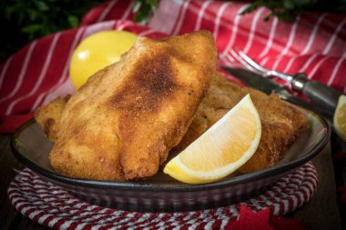 Kızarmış morina dilim ekmek kırıntıları.