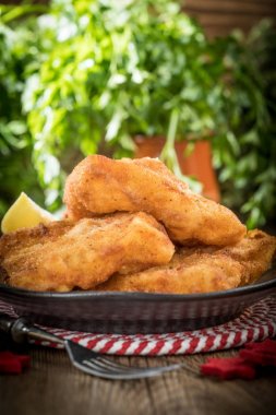 Kızarmış morina dilim ekmek kırıntıları.