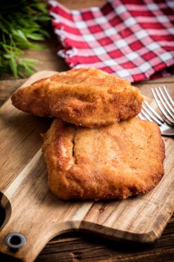 İki kızarmış morina fileto parçaları.