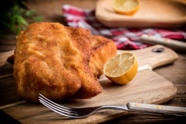 İki kızarmış morina fileto parçaları.