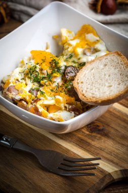 Çırpılmış yumurta ile sucuk ve ekmek.