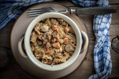 Geleneksel Lehçe lahana turşusu (bigos).