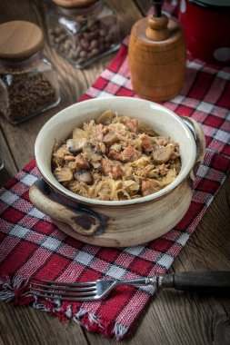 Geleneksel Lehçe lahana turşusu (bigos).