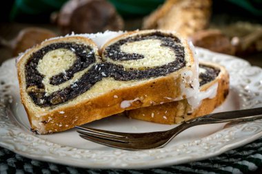 Poppie-tohum kek bir plaka üzerinde iki adet.