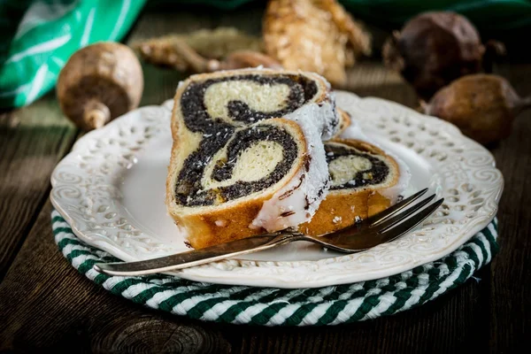 Dos pedazos de pastel de semillas de amapola en un plato . — Foto de Stock