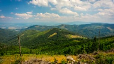 Zaman aralıklı çekim - bulutlar Beskid dağlar üzerinde. Batı Karpatlar, Polonya.