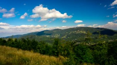 Zaman aralıklı çekim - bulutlar Beskid dağlar üzerinde. Batı Karpatlar, Polonya.