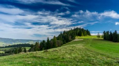 Timelapse bulutlar üzerinde Pieniny dağlar.