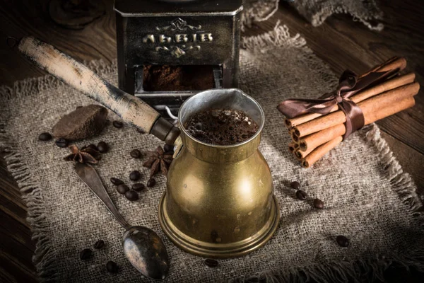 Türkischer Kaffee in Kupfer-Kaffeekanne — Stockfoto