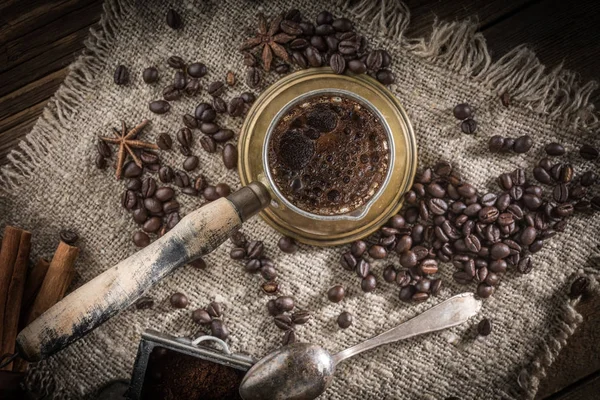 Türkischer Kaffee in Kupfer-Kaffeekanne — Stockfoto
