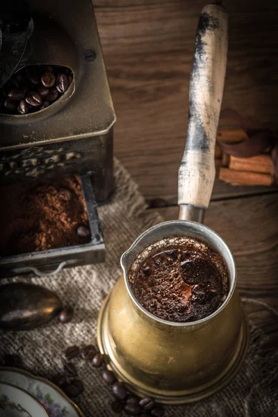 Турецкий кофе в медном кофейнике — стоковое фото