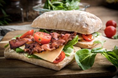 Ciabatta sandviç Roka Salatası, pastırma ve sarı peynir ile.
