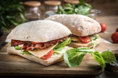 Ciabatta sandviç Roka Salatası, pastırma ve sarı peynir ile.