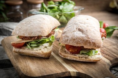 Ciabatta sandviç Roka Salatası, pastırma ve sarı peynir ile.