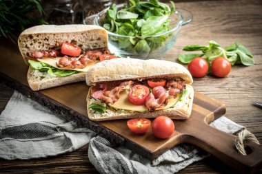 Ciabatta sandviç Roka Salatası, pastırma ve sarı peynir ile.