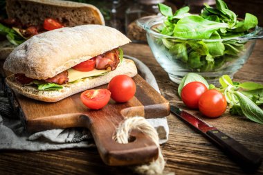 Ciabatta sandviç Roka Salatası, pastırma ve sarı peynir ile.