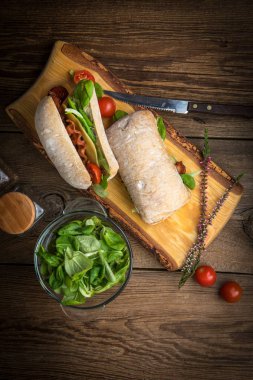 Ciabatta sandviç Roka Salatası, pastırma ve sarı peynir ile.