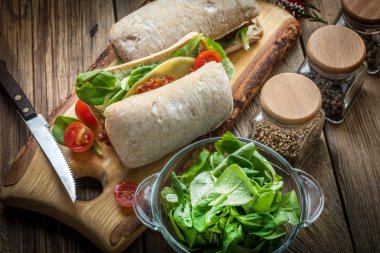 Ciabatta sandviç Roka Salatası, pastırma ve sarı peynir ile.