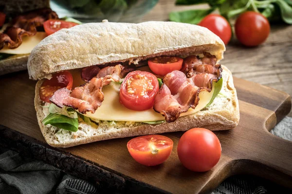 Ciabatta sandviç Roka Salatası, pastırma ve sarı peynir ile.