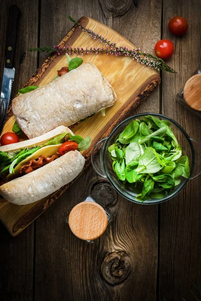 Ciabatta sandviç Roka Salatası, pastırma ve sarı peynir ile.