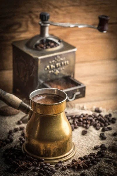 Турецьку каву в горщик міді кава — стокове фото