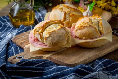 Peynirli sandviç ve zemin jambon.