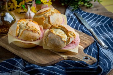 Peynirli sandviç ve zemin jambon.