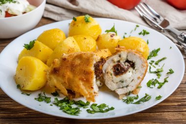 Tavuk göğsü peynir ile doldurulmuş ve kurutulmuş domates.