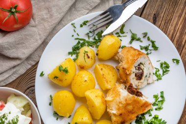 Tavuk göğsü peynir ile doldurulmuş ve kurutulmuş domates.