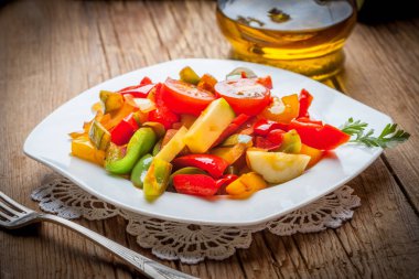 Ratatouille rustik bir tablo.
