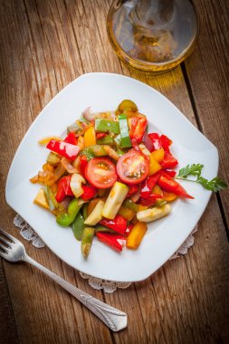 Ratatouille rustik bir tablo.