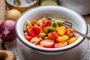 Ratatouille rustik bir tablo.