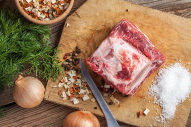 Kemik ile ham döş.