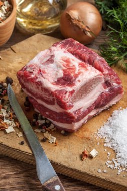 Kemik ile ham döş.