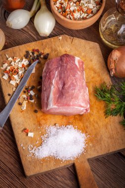 Domuz etinin bir ahşap tahta parçası.