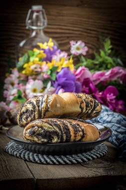 Haşhaş tohumu ve buzlanma ile tatlı buns.