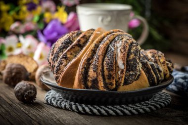 Haşhaş tohumu ve buzlanma ile tatlı buns.