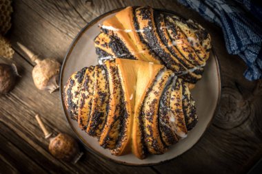 Haşhaş tohumu ve buzlanma ile tatlı buns.