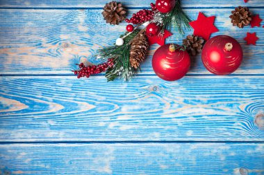 Noel ahşap arka plan ağaç koni ve kar ile.