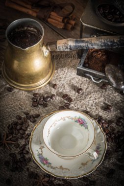 Bakır kahve tencerede Türk kahvesi