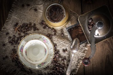 Bakır kahve tencerede Türk kahvesi