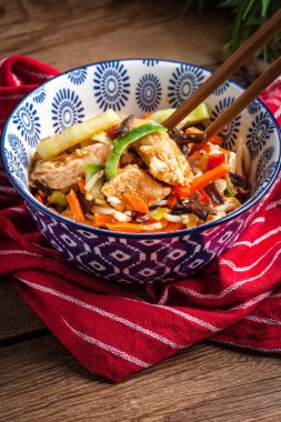 Kase sebze ile kızarmış tavuk.