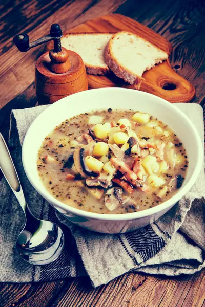 Saure Roggensuppe. Bild im Instagram-Stil gefiltert. — Stockfoto