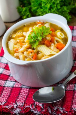Penne makarna ile fasulye çorbası.